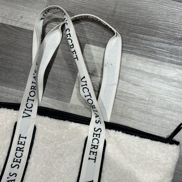 Victoria’s Secret Large Cozy Plush Fleece Tote Bag - Ivory - Picture 7 of 7